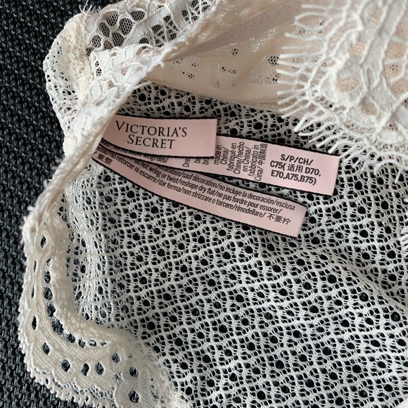 Victoria’s Secret sexy lace bralette - Picture 3 of 3
